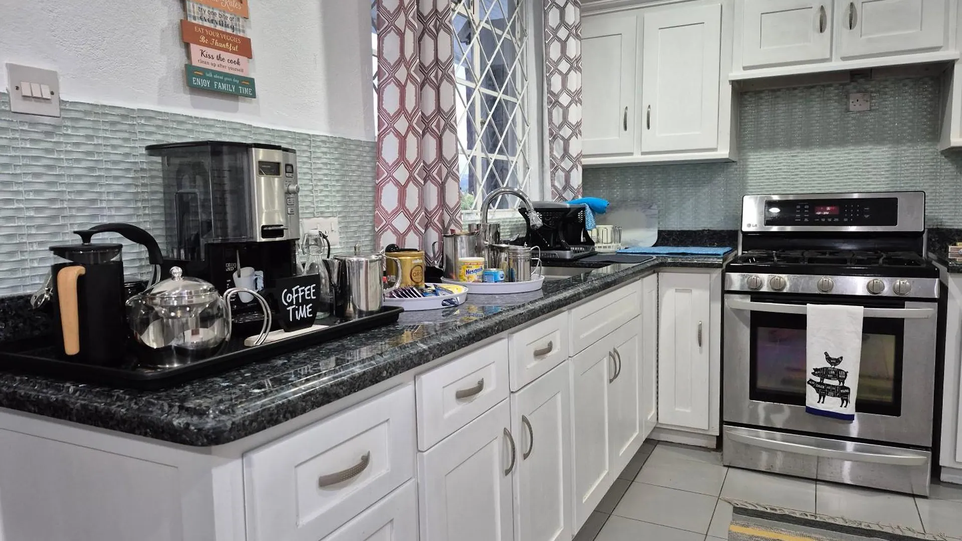 Casa vacanze Almarlene House, Spacious Home Sea View, Large Pool, Patios, Cot, Cook Gros Islet Santa Lucia